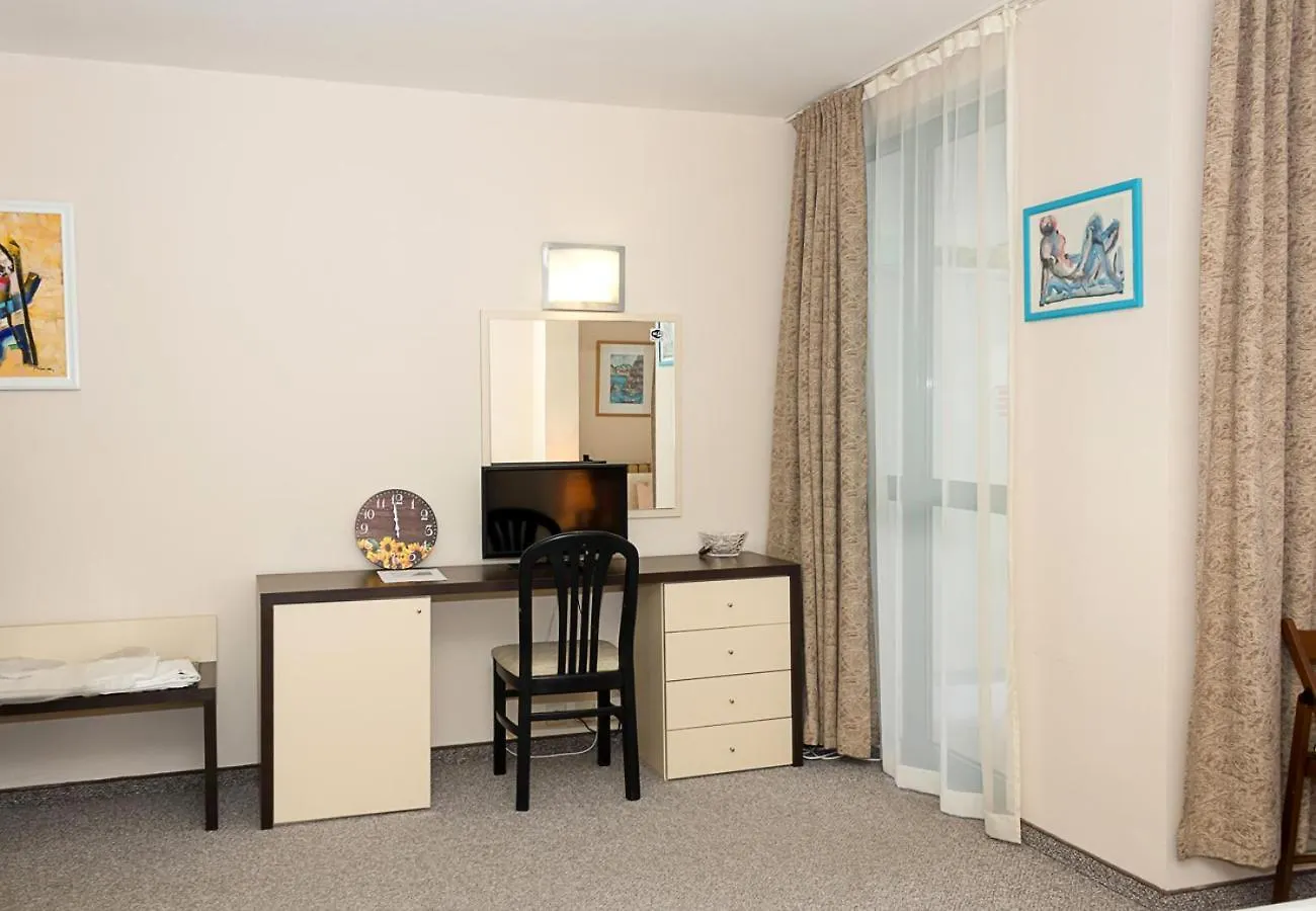Sunny Studio In Hotel Berlin, Steps From The Beach! By Flat Mаnager Golden Sands Apartment